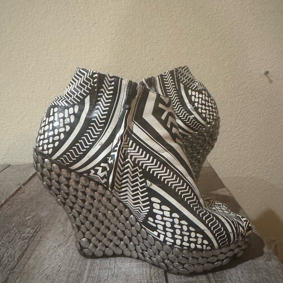 Black and White Geometric Women's Shoes - Picture 3 of 12